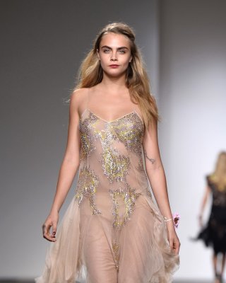 Cara delevingne zeigt durchsichtige Höschen bei der Topshop Unique Show in London 
 #75185531