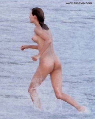 tall And Slender Actress Uma Thurman Caught Nude On The Beach