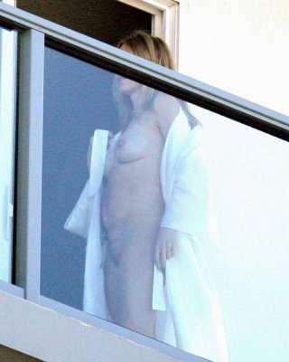 ナオミ・ワッツ、超セクシーな魅惑のボディと巨乳とお尻を見せる
 #75307693