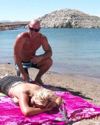 Busty blonde milf nikki benz liebt es, Jungs zu verführen
 #72237103