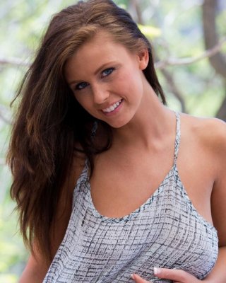ホイットニー・ウエストゲート、巨乳を逃がす
 #74706435