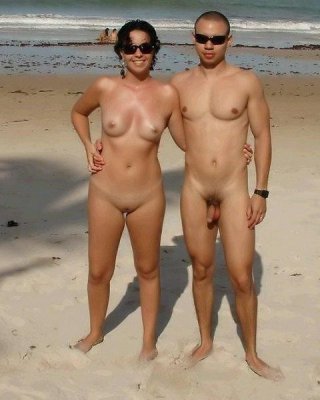 Zwei Amateur-Nudisten tummeln sich am Strand
 #72242913