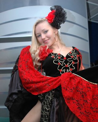 Anne in spanischem Tanz-Outfit macht sich nackt
 #74050878