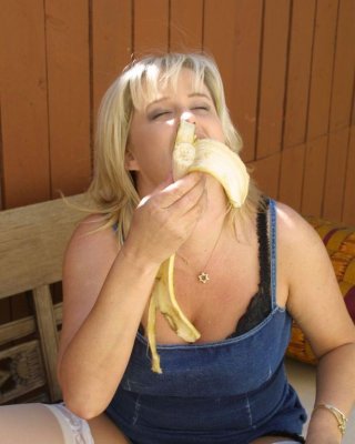 Dreckige blonde Hausfrau wichst ihre Muschi mit einer Banane
 #73727905