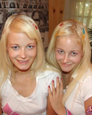 Teen Zwillinge nehmen ein Bad zusammen
 #74028202