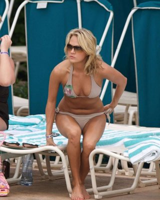 Carrie Underwood Enjoying On Pool And Showing Her Fantastic Body In Bikini