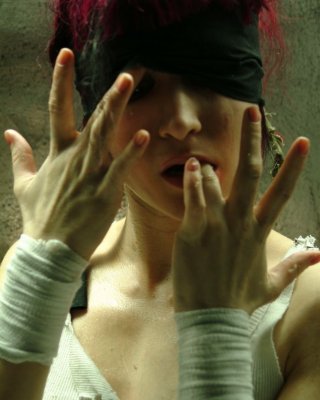 Gothic erotischen Fetisch Modell toxxxy mit verbundenen Augen
 #73260684