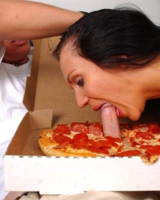 Extrem geile große Titten brünette milf gefickt von pizza guy
 #77715755