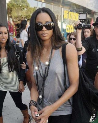 Ciara schwarzer Popstar Berühmtheit zeigt ihre großen harten Brustwarzen
 #73390659