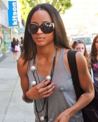 Ciara schwarzer Popstar Berühmtheit zeigt ihre großen harten Brustwarzen
 #73390661