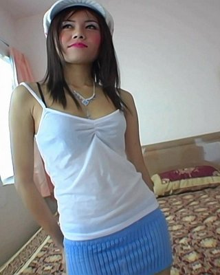 Thai teeny bopper pim chupando una carga de cum
 #67498406
