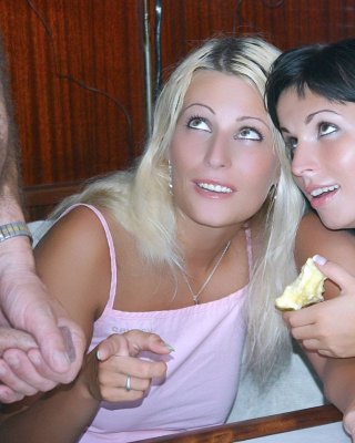 Zwei Teenager Stunners erfreuen einen schmutzigen älteren Mann
 #78472839