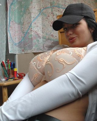 タイトなシャツとセクシーなブラジャーを着た巨乳のジョアナ
 #75069596