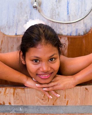 Geiles indisches Babe mit kleinen frechen Titten in der Dusche
 #77771316