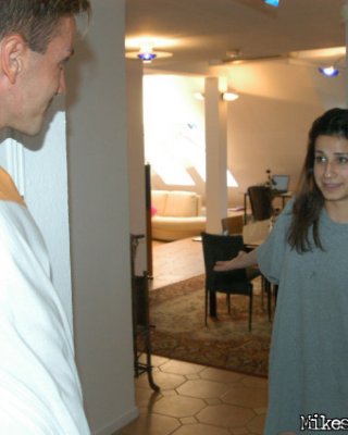 Heißes italienisches Babe gibt ihren Arsch für einige kostenlose Miete auf
 #74441211