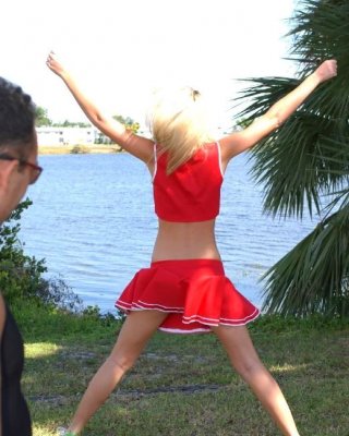 Ein schmutziger Cheerleader wird gefickt, um die Mannschaft zu machen
 #75470418