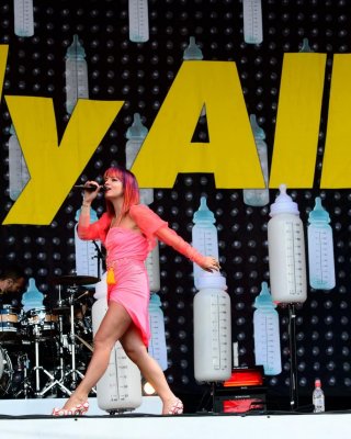 Lily Allen zeigt ihr rosa Höschen auf der Bühne beim Glastonbury Festival
 #75192428