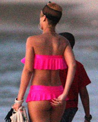 Rihanna zeigt schönen Körper und sexy Arsch in ihrem rosa Bikini
 #75366310