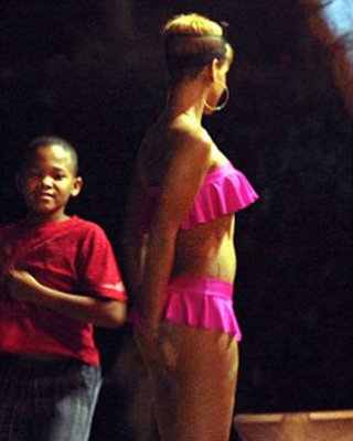 Rihanna zeigt schönen Körper und sexy Arsch in ihrem rosa Bikini
 #75366331