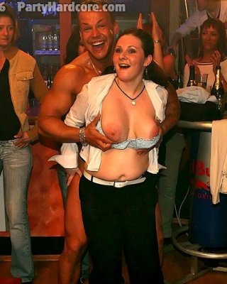 Gorda fiestera toma la polla de un stripper con la garganta profunda
 #75575898