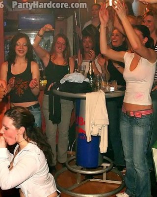 Gorda fiestera toma la polla de un stripper con la garganta profunda
 #75575916