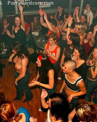 Gorda fiestera toma la polla de un stripper con la garganta profunda
 #75575925