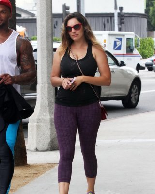 Kelly Brook shows off her ass and cameltoe in tights leaving a gym