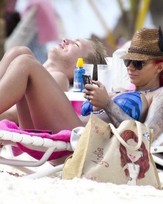 Busty jodie marsh tanning topless auf einem strand in barbados
 #75245779