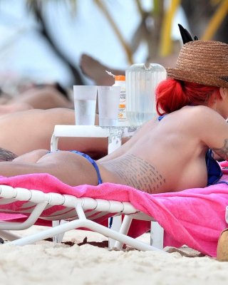 Busty jodie marsh tanning topless auf einem strand in barbados
 #75245780