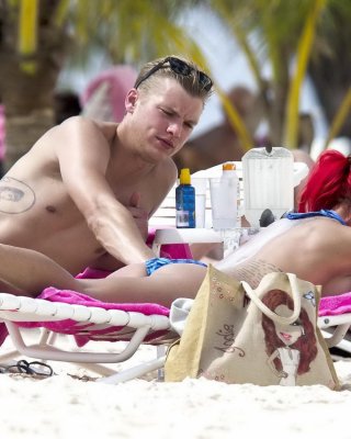 Busty jodie marsh tanning topless auf einem strand in barbados
 #75245784
