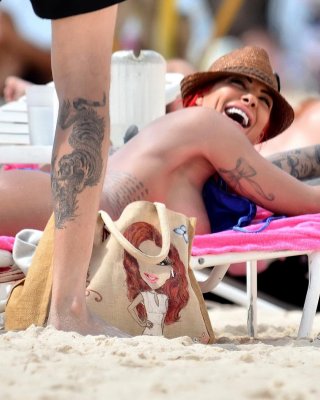 Busty jodie marsh tanning topless auf einem strand in barbados
 #75245785