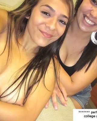 女子大生が寮の部屋で舐めたりレズったりして大暴れ
 #75700815