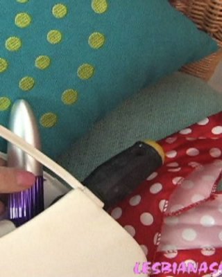 Schlafende heiße Teenie-Schlüpfer abgeschnitten vor Dildo-Spaß
 #76279924