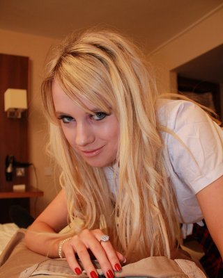 Eine süße blonde treen gibt ein Lehrer eine ziemlich harte handjob
 #72150685