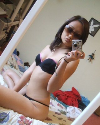 Asiatische coed geht voll nackt in Couch zeigt squeezable Titten
 #69908097