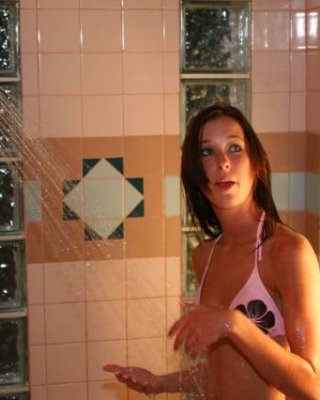 Süßes Brünette-Babe beim Duschen
 #70668452