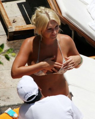 Brooke Hogan sieht in Bikini-Paparazzi-Bildern und Downblouse sexy aus
 #75393071