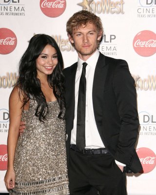 Vanessa hudgens leggy in Minirock und zeigen ihre Muschi und Titten
 #75353305