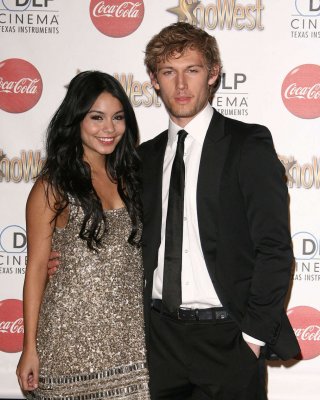Vanessa hudgens leggy in Minirock und zeigen ihre Muschi und Titten
 #75353400
