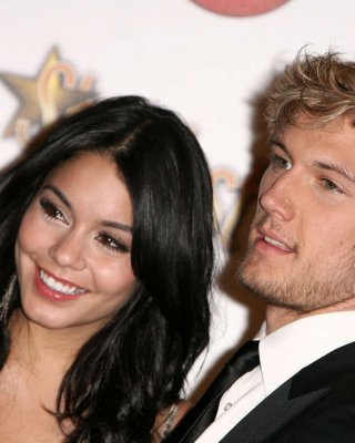Vanessa hudgens leggy in Minirock und zeigen ihre Muschi und Titten
 #75353407