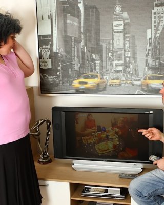 Er repariert mehr als nur ihren kaputten Fernseher
 #77232811