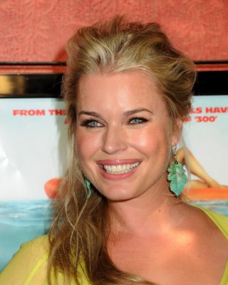 Rebecca romijn langbeinig im gelben Minikleid bei der 'piranha 3d'-Premiere in manns chi
 #75336290