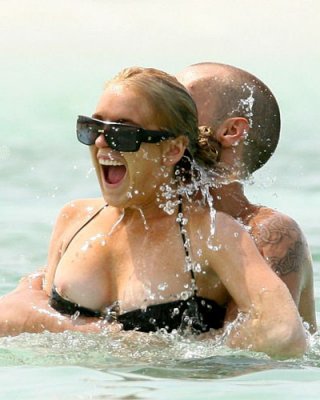 Lindsay Lohan In Hot Lesbian Kiss And Nipple Slip Paparazzi Pics