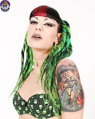 Gothic tätowierte Babe in grünen Schädel Bikini
 #67421691