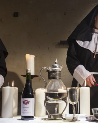 In einem Versuch, Schwester Mia Li zu helfen, die Dämonen ihrer Vergangenheit zu besiegen, Schwester Soph
 #67104419