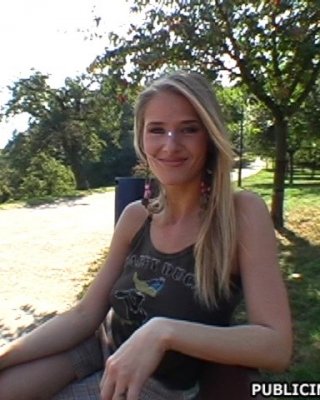 Blondine mit großen hupenden Titten saugt einen Fremden im Park ab
 #73861908