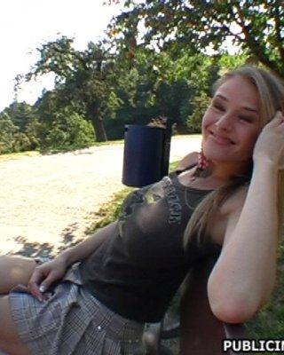 Blondine mit großen hupenden Titten saugt einen Fremden im Park ab
 #73861928