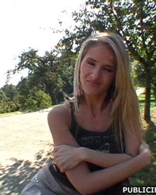 Blondine mit großen hupenden Titten saugt einen Fremden im Park ab
 #73861946
