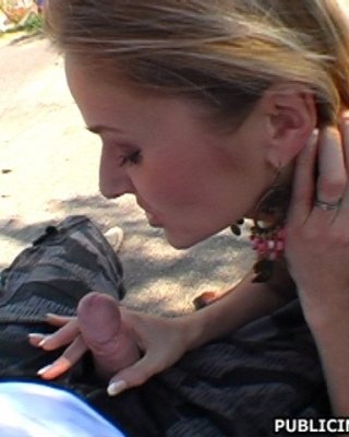 Blondine mit großen hupenden Titten saugt einen Fremden im Park ab
 #73861974