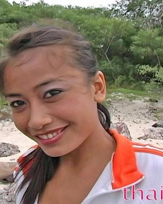 タイの女の子がプライベートビーチでフェラチオをする
 #69964587